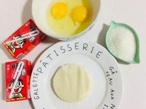 准备好所需的材料：

鸡蛋2个，白糖2勺，旺仔牛奶250毫升，饺子皮适量。