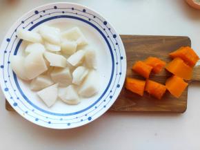 我买的是袋装的糍粑，，用什么样的年糕看自己额。将年糕切块状
南瓜也切成小块