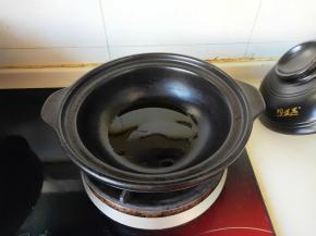 砂锅烧热，放入少许的油