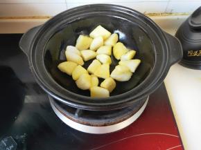 转小火慢火煎至外层微黄，用盘子称出备用，