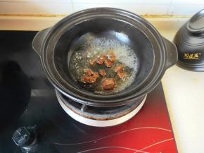 不用洗锅，直接在砂锅里倒入清水在倒入红糖，