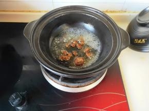 不用洗锅，直接在砂锅里倒入清水在倒入红糖，