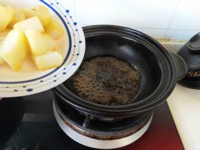 红糖融化后倒入煎好的年糕小火慢煮。