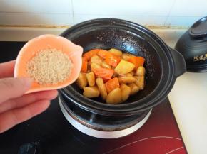 汤汁收干让红糖汁裹满整个年糕，倒入白芝麻搅拌均匀就可以开吃了。