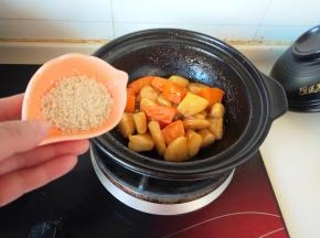 汤汁收干让红糖汁裹满整个年糕，倒入白芝麻搅拌均匀就可以开吃了。