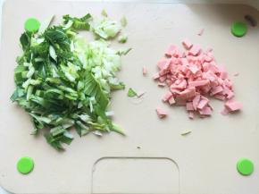 上海青洗净切碎，午餐肉随自己喜欢切小块，我用了三分之一。