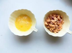 将鸡蛋打散，红薯也切成小丁。