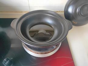 砂锅烧热放入适量的油。