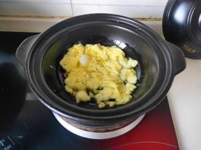 油温升起打入鸡蛋，将煎好的鸡蛋盛出来备用。