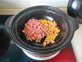 再放入少许的油，油温升起倒入午餐肉和红薯翻炒几分钟