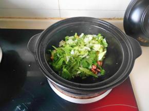 再放入青菜翻炒