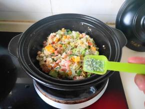 再加入蔬菜鸡精翻炒