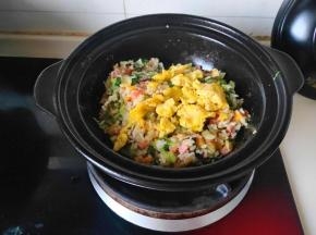 再将煎好的鸡蛋放入翻炒一分钟出锅。