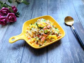 米饭蔬菜鸡蛋炒饭，比单着吃米饭更加的营养美味