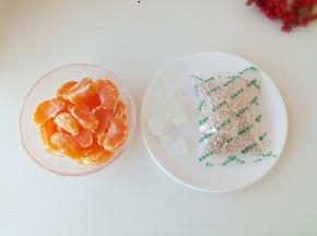 整理食材:橘子（去皮）、冰糖、桂花藕粉备用。