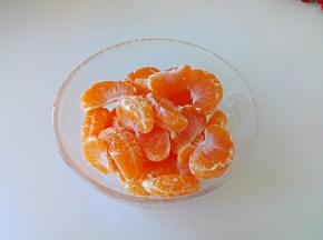 把橘子上的白色丝络尽可能去掉，洗净备用。