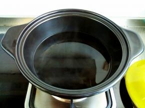 砂锅内放入水，烧开。