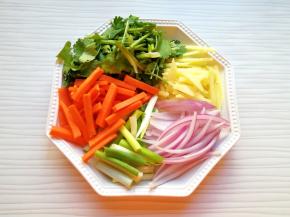 生姜去皮洗干净切成条，洋葱洗干净，取30g切成条，大葱洗干净切成段，香菜洗干净切成段，胡萝卜洗干净去皮切成条。