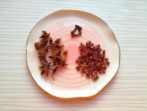 准备好花椒、八角和丁香。