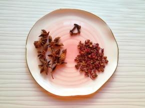 准备好花椒、八角和丁香。