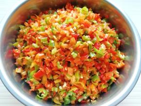 鲜辣椒洗干净切碎。