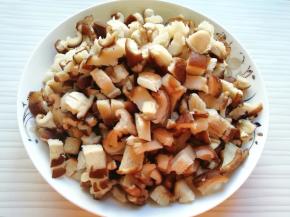 香菇洗干净放入淡盐水里面浸泡15分钟，捞出控一下水分切成小丁。