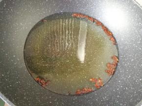 炒锅内倒入菜籽油烧热，下入花椒炸香捞出不要。