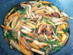 炸至所有食材变成焦黄色，全部捞出不要。