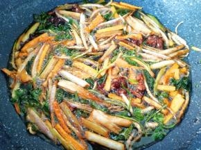 炸至所有食材变成焦黄色，全部捞出不要。