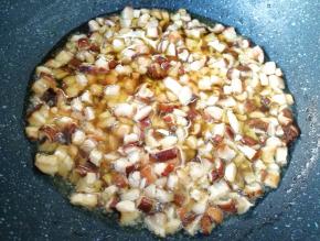 下入香菇丁中小火炸15分钟左右，中间搅动几次。