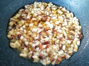 下入香菇丁中小火炸15分钟左右，中间搅动几次。