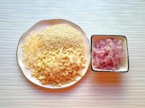 准备好冰糖碎、熟白芝麻和熟花生碎，将剩下的30g洋葱洗干净剁碎。