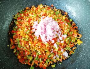 下入鲜辣椒和洋葱碎。