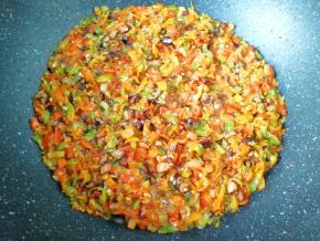 继续中小火炸至辣椒碎看起来明显变小。