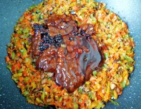 下入黄豆酱、甜面酱、豆豉酱和蚝油，中小火炒出香味。