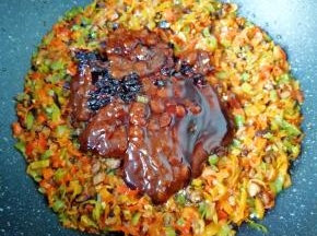 下入黄豆酱、甜面酱、豆豉酱和蚝油，中小火炒出香味。