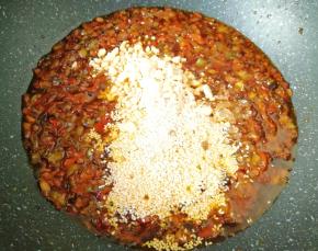 下入冰糖碎、熟白芝麻和熟花生碎炒香。