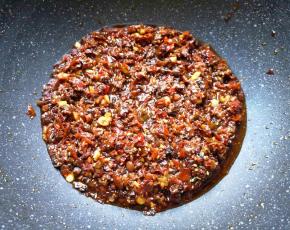 下入鸡精翻炒均匀关火。