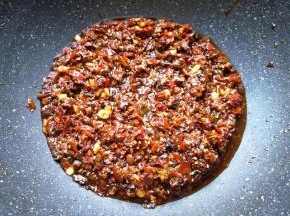 下入鸡精翻炒均匀关火。