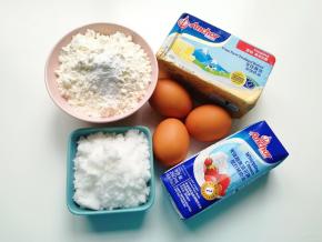准备好食材，低筋面粉和泡打粉提前混合均匀。