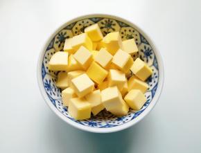 黄油室温软化后切成小块，隔水融化。