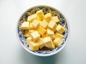 黄油室温软化后切成小块，隔水融化。