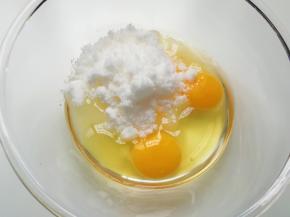 鸡蛋打入玻璃盆，加入细砂糖。