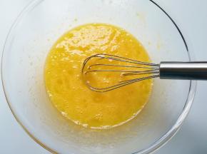 用手动打蛋器搅打均匀。