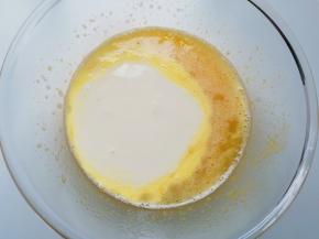 加入淡奶油搅打均匀。