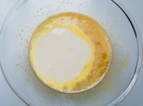 加入淡奶油搅打均匀。