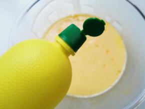 加入几滴柠檬汁搅打均匀。