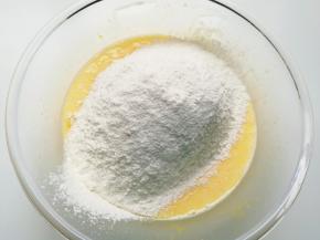 筛入混合好的低筋面粉和泡打粉。