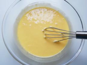 用手动打蛋器呈“Z”字形搅拌均匀。