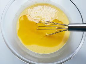 分三次加入融化好的黄油，每一次加入以后都要充分的搅拌均匀以后再进行下一次加入。